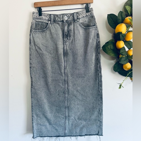 H&M Dresses & Skirts - H&M light gray denim midi skirt modest size 4